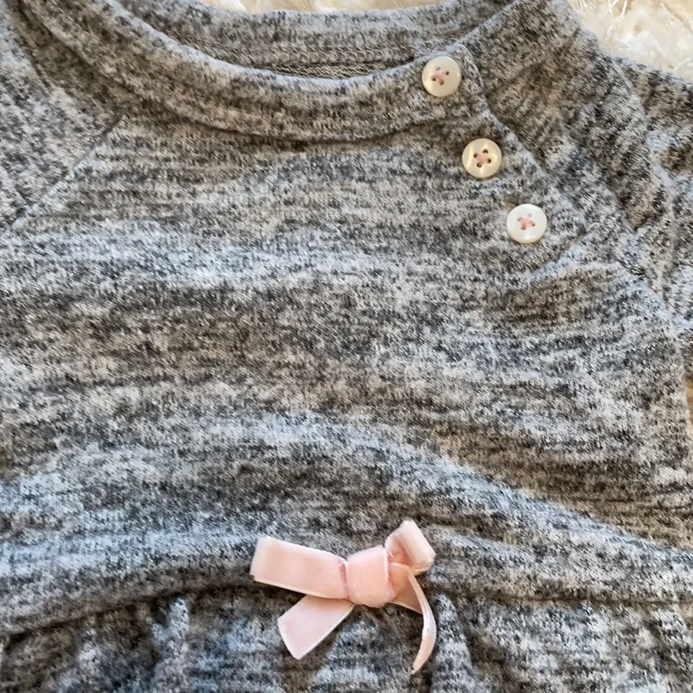 Carter’s Baby Girl Super cute and cozy outfit! Ruffled long sleeve and pants!